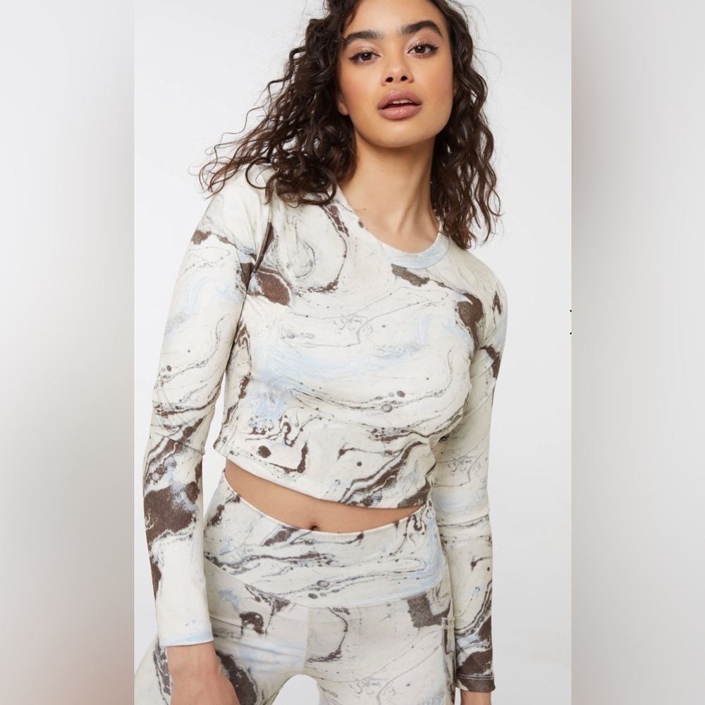 Ardene MOVE Marble Cropped Peach Skin Long Sleeve Tee